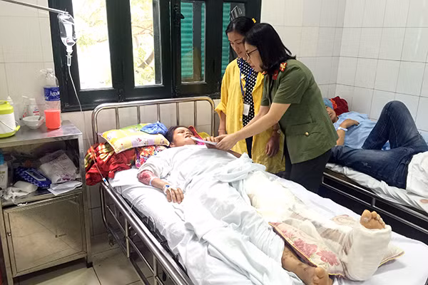 Đại diện Báo CAND thăm hỏi chị chị Hà Thị Phiếu.