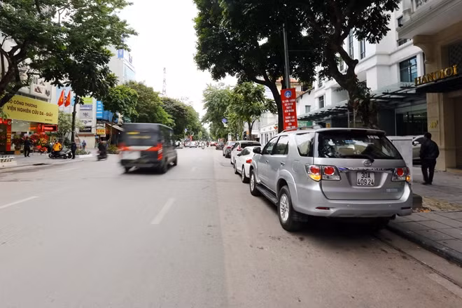 Để có ghi nhận cụ thể về quá trình ra quân của lực lượng CSGT Hà Nội, PV CAND đã theo chân các tổ tuần tra kiểm soát của CSGT qua một số địa bàn trung tâm thành phố. Tại tuyến phố Bà Triệu, tổ tuần tra thuộc Đội CSGT số 1 đã phát hiện nhiều phương tiện vi phạm lỗi dừng đỗ.