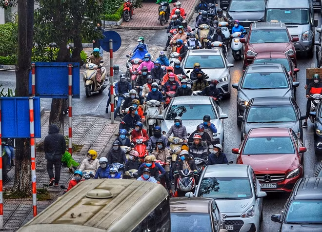 Sáng nay, không khí lạnh đã ảnh hưởng đến một số nơi ở phía Tây Bắc Bộ và Trung Trung Bộ. Các tỉnh phía Đông Bắc Bộ có mưa; ở Bắc và Trung Trung Bộ có mưa, mưa vừa, có nơi mưa to. Các tỉnh Bắc Bộ và Bắc Trung Bộ trời rét đậm, vùng núi rét hại với nhiệt độ thấp nhất 11-14 độ, vùng núi 8-11 độ, vùng núi cao dưới 5 độ và có khả năng xảy ra băng giá. Trọng tâm rét hại tập trung ở Cao Bằng, Bắc Kạn, Lạng Sơn, Hà Giang, Tuyên Quang và Lào Cai. Tại Hà Nội, trời mưa phùn khiến nhiều con phố nội đô ùn ứ trong giờ đi làm. Hình ảnh được ghi nhận trên phố Đào Tấn vào sáng 15/12.