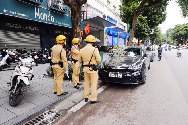 Thiếu tá Nguyễn Khánh Toàn, Tổ trưởng tổ công tác Đội CSGT số 1 cho biết, trước khi dán thông báo, CSGT sẽ ghi hình hiện trạng phương tiện, sau đó mới tiến hành các bước xử lý đúng quy trình.