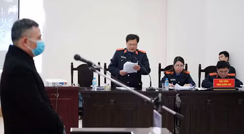 Bị cáo Giang và đồng phạm tại phiên xử.
