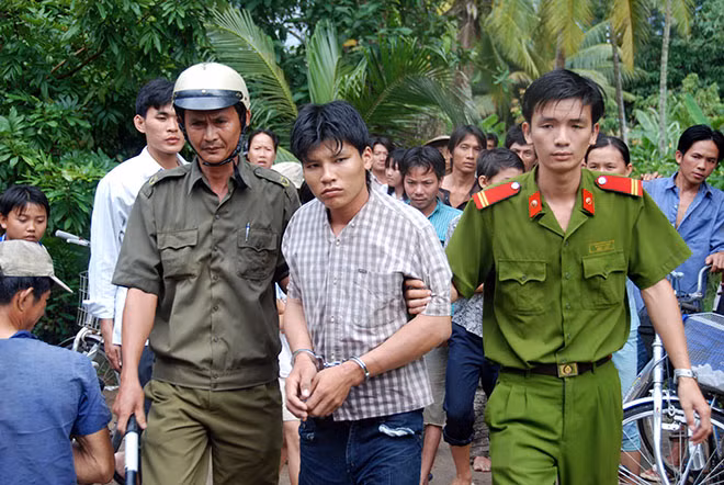 Quần chúng hỗ trợ lực lượng Công an bắt tội phạm.