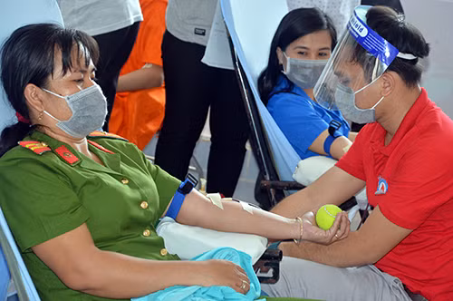 Cán bộ công an hiến máu Cán bộ công an hiến máu