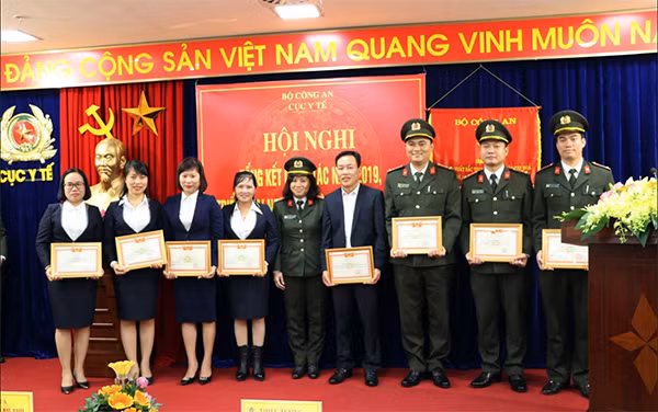 Đồng chí Trung tá Nguyễn Thanh Vân trao Danh hiệu Chiến sỹ thi đua cơ sở cho các cá nhân.