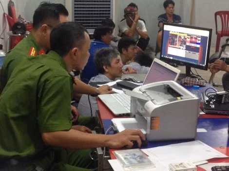 Lực lượng Công an tiếp cận thu thập tài liệu chứng cứ phục vụ cho việc điều tra.