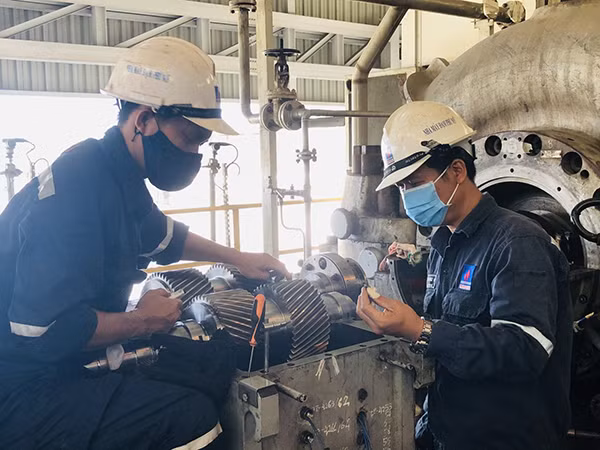 CBCNV Nhà máy Đạm Phú Mỹ đeo khẩu trang trong suốt quá trình tiến hành bảo dưỡng tổng thể.