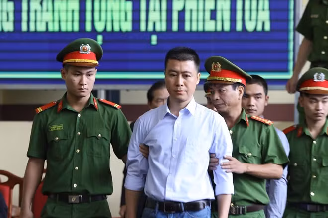 Phan Sào Nam được dẫn giải tới phiên tòa.