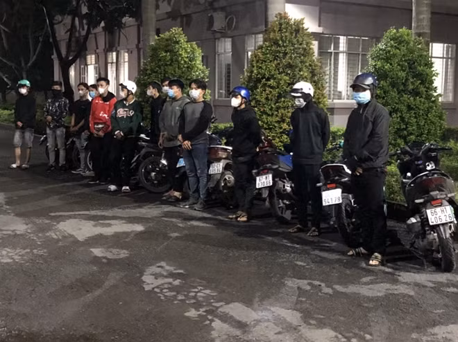 Nhóm quái xế sau khi bị đưa về trụ sở Công an.