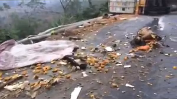 Xe máy nát bét sau tai nạn.