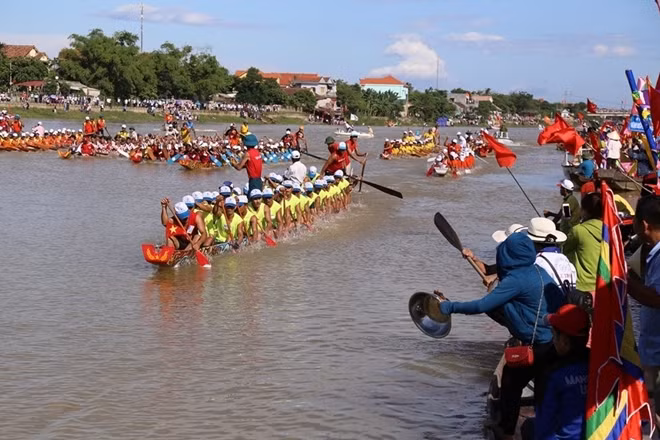 Lễ hội đua thuyền ở Lệ Thủy thu hút hàng vạn người cổ vũ bên bờ sông Kiến Giang.