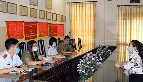 Cơ quan chức năng lập biên bản xử phạt vi phạm hành chính đối với chị Trần Thu.T.