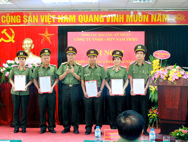 Đại tá Đặng Ngọc Oanh, Tổng Giám đốc Công ty Nam Triệu trao quyết định thăng cấp bậc hàm cho cán bộ, chiến sỹ của đơn vị