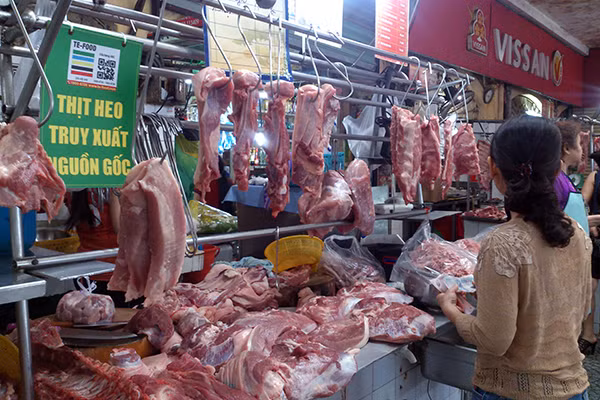 Tiểu thương chợ Bến Thành bán thịt lợn có truy xuất nguồn gốc.