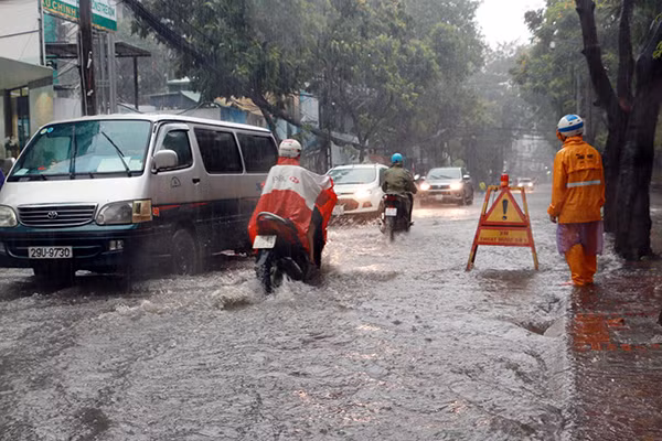 Một nhân viên công ty câp thoát nuớc túc trực trên phố Đội Cấn Một nhân viên công ty câp thoát nuớc túc trực trên phố Đội Cấn