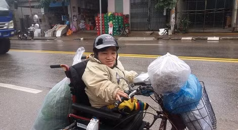 Để tự nuôi sống bản thân và phụ giúp mẹ Hà đã phải đi bán tăm, miến dạo.