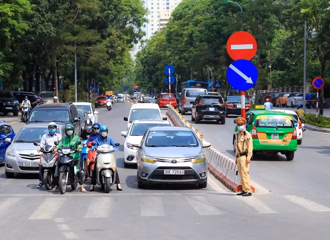 Lực lượng CSGT làm nhiệm vụ trong nắng nóng gay gắt tại Hà Nội.
