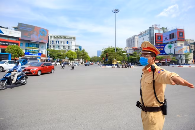 Tại một điểm nút giao thông khác của Hà Nội là ngã 6 Ô Chợ Dừa – Xã Đàn, các chiến sĩ CSGT liên tục phải làm việc dưới nhiệt độ nắng nóng lên tới 40 độ C ngoài trời rất dễ bị say nắng và bỏng rát do sức nóng mặt trời.