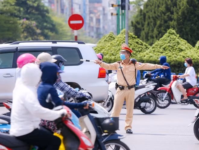Hình ảnh chiến sỹ CSGT đội 3 áo ướt đẫm mồ hôi vẫn đứng phân luồng giao thông được ghi nhận lúc nắng nóng đỉnh điểm.