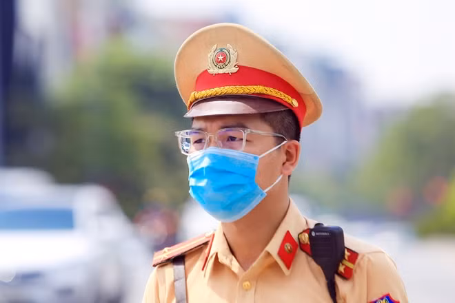 Hành trang của những người chiến sĩ để chống chọi với đợt nắng nóng đỉnh điểm của Hà Nội khi làm nhiệm vụ là sự nhiệt tình, tận tâm và hết lòng vì mọi người.