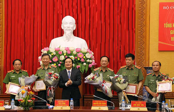 Bộ trưởng Phùng Xuân Nhạ trao Kỷ niệm chương Vì sự nghiệp giáo dục tặng các đồng chí lãnh đạo của lực lượng Công an nhân dân