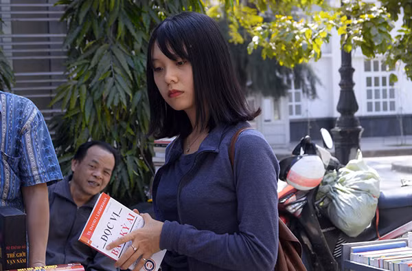Bạn nữ Thiên Thảo chọn gian hàng sách được giảm giá 30-50% để mua cuốn “Đọc vị bất kỳ ai” với mục đích trau dồi kinh nghiệm tìm hiểu người khác.