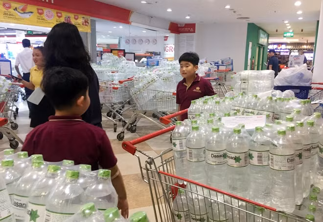 Hầu hết người dân đều lựa chọn mua nước khoáng đóng chai loại 1,5 lít, 5 lít và 6 lít.