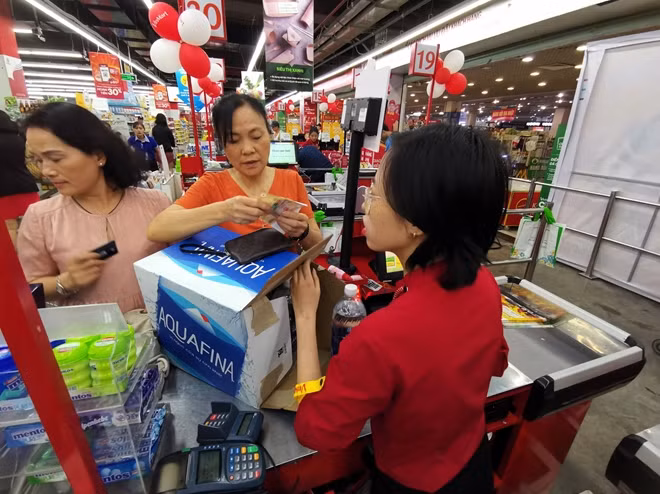 Tất tả thanh toán để mang nước về nhà.