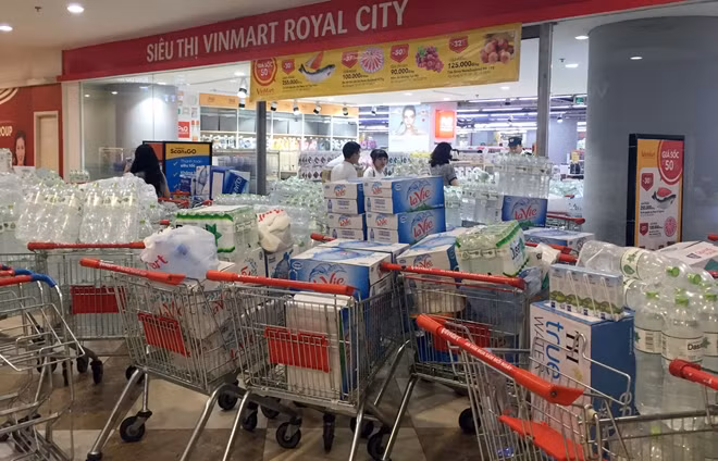 Những ngày này, vấn đề nước sạch là tâm điểm chú ý của người dân thủ đô Hà Nội. Nguồn nước từ nhà máy nước sông Đà bị ô nhiễm, việc xử lý, khắc phục không phải dễ dàng. Chính bởi vậy, tại nhiều khu vực đang chịu ảnh hưởng, người dân tìm tới các siêu thị để mua nước đóng chai tích trữ về nhà dùng cho sinh hoạt.