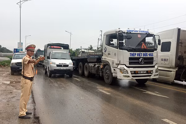 CSGT Bắc Ninh phân luồng giao thông tại ngã tư QL18 Quế Võ. CSGT Bắc Ninh phân luồng giao thông tại ngã tư QL18 Quế Võ.