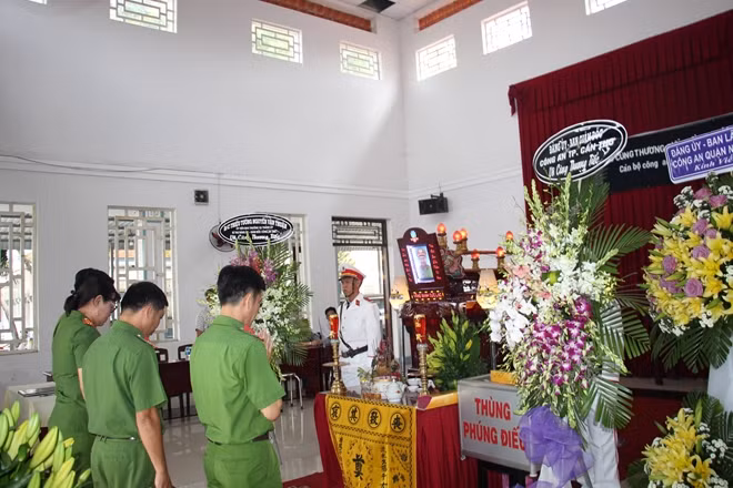 Đồng đội đau buồn đưa tiễn Thiếu tá Nguyễn Thanh Hải.