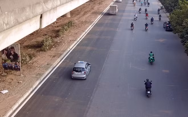 Việc xén bớt vỉa hè giúp mỗi bên làn đường trên tuyến vành đai 3 mở rộng lên 6 làn xe.
