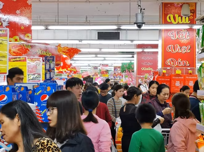Siêu thị ngày 26 tết đã đông đặc người mua hàng, chủ yếu lực lượng này là người trẻ sắm tết cho gia đình hoặc mua đồ biếu, tặng người thân.