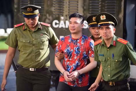 Bị cáo Văn Kính Dương và Vũ Hoàng Anh Ngọc bị dẫn giải ra tòa.