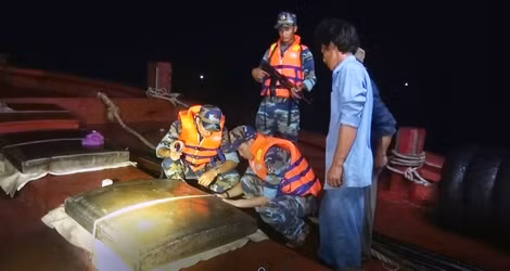Lực lượng Cảnh sát biển phát hiện một vụ tàu chở dầu lậu trên biển. Lực lượng Cảnh sát biển phát hiện một vụ tàu chở dầu lậu trên biển.