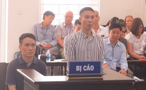Hai bị cáo Lịch và Hải (hàng đầu) tại phiên xử.