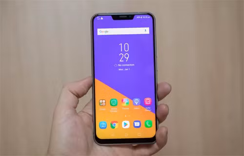 Điều đặc biệt thu hút người xem đó là chiếc "tai thỏ" giống hệt của iPhone X cũng bất ngờ xuất hiện trên hai thiết bị này. Vùng đen phía trên màn hình này được Asus dùng để đặt loa ngoài, camera và cảm biến. Ngoài thiết kế lấy khá nhiều cảm hứng từ iPhone X, Điểm khác biệt duy nhất của hai thiết bị tới từ phần cứng như xử lý Snapdragon 636, RAM 4 GB hoặc 6 GB và bộ nhớ trong 64 GB trên Zenfone 5. Trong khi đó Zenfone 5Z cao cấp với chip Snapdragon 845, RAM lên đến 8 GB và không gian lưu trữ tối đa 256 GB. Điều đặc biệt thu hút người xem đó là chiếc "tai thỏ" giống hệt của iPhone X cũng bất ngờ xuất hiện trên hai thiết bị này. Vùng đen phía trên màn hình này được Asus dùng để đặt loa ngoài, camera và cảm biến. Ngoài thiết kế lấy khá nhiều cảm hứng từ iPhone X, Điểm khác biệt duy nhất của hai thiết bị tới từ phần cứng như xử lý Snapdragon 636, RAM 4 GB hoặc 6 GB và bộ nhớ trong 64 GB trên Zenfone 5. Trong khi đó Zenfone 5Z cao cấp với chip Snapdragon 845, RAM lên đến 8 GB và không gian lưu trữ tối đa 256 GB.