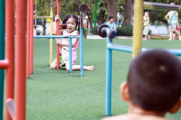 Hai bạn nhỏ với trò chơi liên hoàn trong công viên. Hai bạn nhỏ với trò chơi liên hoàn trong công viên.