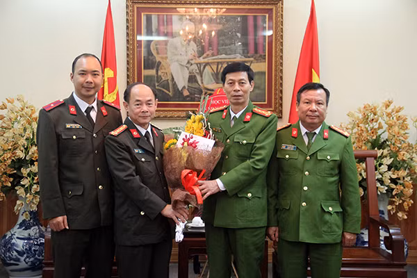 Đại diện Báo CAND chúc mừng thầy và trò Đại học PCCC