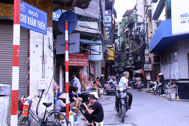Ngõ Chợ Khâm Thiên thuộc địa bàn quận Đống Đa (Hà Nội) với một đầu nằm trên đường Khâm Thiên, đầu còn lại nằm ở phía Đê La Thành. Mặc dù chiều dài giữa hai đầu chỉ khoảng 800m nhưng mật độ dân cư tại đây đang được đánh giá là cao nhất so với bất kỳ con ngõ nào của Hà Nội.