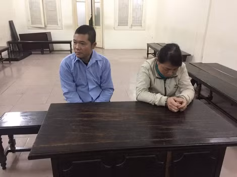 Vợ chồng Khuất Thị Hiền tại toà.