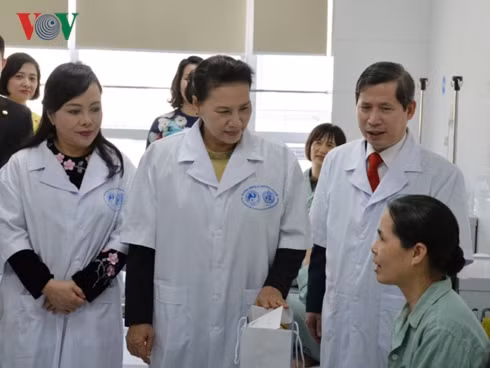 Chủ tịch Quốc hội Nguyễn Thị Kim Ngân thăm hỏi bệnh nhân