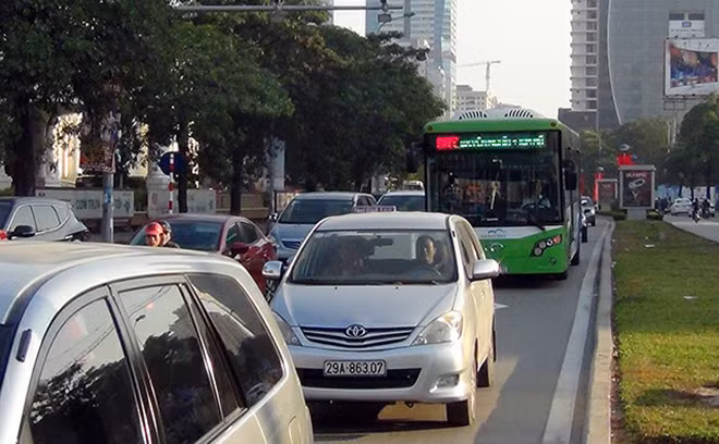 Không chỉ "đối đầu" với xe máy, buýt nhanh còn phải "mệt mỏi" với xe ô tô.