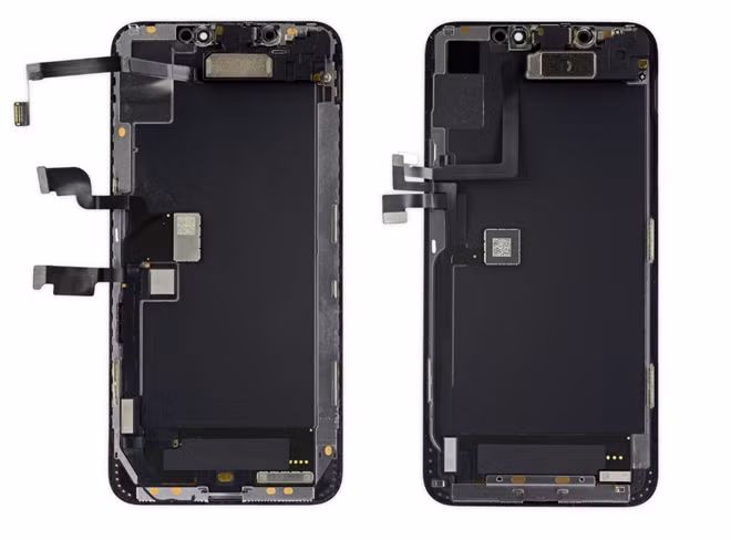 Nếu chỉ nhìn sơ qua, màn hình của iPhone Xs Max và iPhone 11 Pro Max gần như giông nhau, không có quá nhiều sự khác biệt. Tuy nhiên về thực tế, trên iPhone 11 Pro Max do lớp 3D Touch đã bị loại bỏ, thế nên, màn hình của máy mỏng hơn khoảng 0,25mm so với người đàn anh của mình. Vì lý do này, cùng với việc tăng độ dày tổng thể của iPhone đã giúp cho Apple tăng mức dung lượng pin lên. Có một con chip nằm dưới lớp bảo vệ, đó là S2D0S23 G1927K3Q 608HVG.