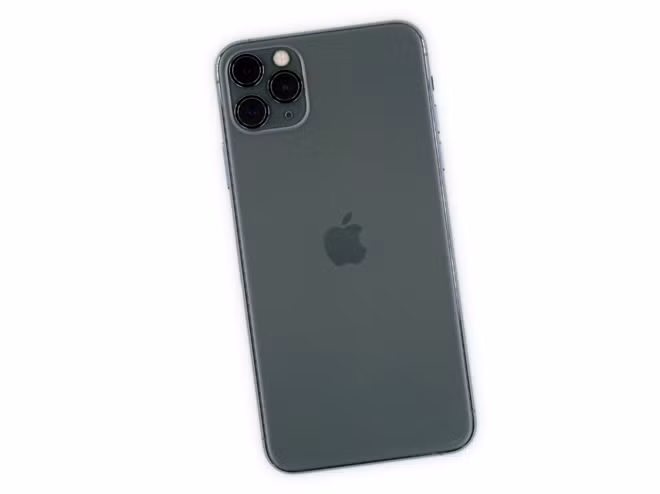 Apple năm nay ra mắt 2 dòng iPhone cùng một lúc, gồm iPhone 11 có giá khởi điểm 699 USD, iPhone 11 Pro có hai phiên bản là iPhone 11 Pro và 11 Pro Max với giá khởi điểm 999 USD. Trong khi dòng iPhone 11 Pro đi kèm 3 camera sau và màn hình OLED thì iPhone 11 chỉ đi kèm màn hình LCD Retina như iPhone Xr năm ngoái, nhưng được nâng cấp lên 2 camera sau. Và các chuyên gia của iFixit đã chọn chiếc iPhone 11 Pro Max làm nhân vật cho cuộc phẫu thuật năm nay.