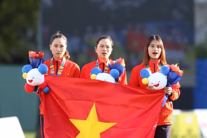 Đỗ Thị Ánh Nguyệt (ngoài cùng bên phải) giành HCV đồng đội nữ cung 1 dây tại SEA Games 30. Ảnh: Quý Lượng