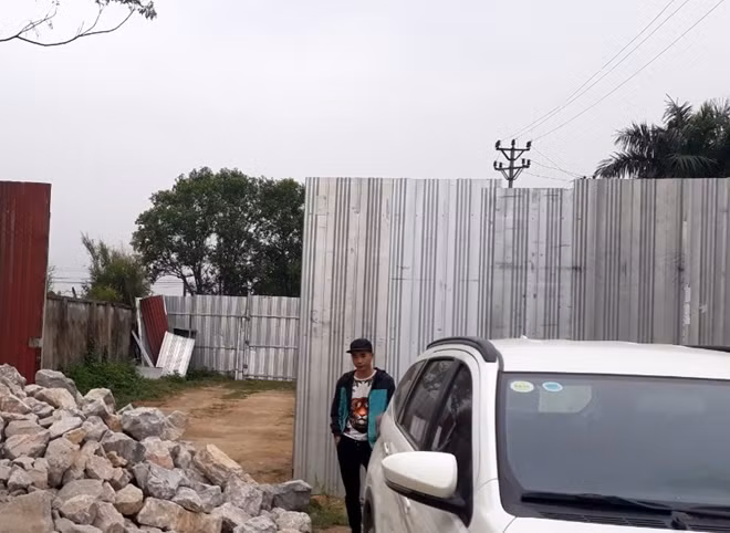 Nhà xưởng quây tôn kín để tránh bị phát hiện việc san chiết gas bên trong