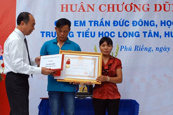 Ông Nguyễn Tiến Dũng - Phó chủ tịch UBND tỉnh Bình Phước trao Huân chương dũng cảm” cho gia đình em Nguyễn Đức Đông Ông Nguyễn Tiến Dũng - Phó chủ tịch UBND tỉnh Bình Phước trao Huân chương dũng cảm” cho gia đình em Nguyễn Đức Đông