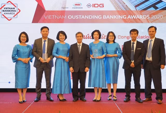 Lãnh đạo BIDV nhận giải Ngân hàng Bán lẻ Tiêu biểu 2020 và Ngân hàng Chuyển đổi số Tiêu biểu 2020 từ Hội đồng bình chọn.