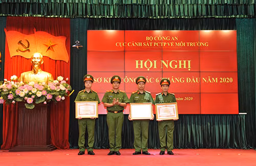 Thiếu tướng Trần Minh Lệ trao Bằng khen của Chính phủ tặng các tập thể, cá nhân xuất sắc