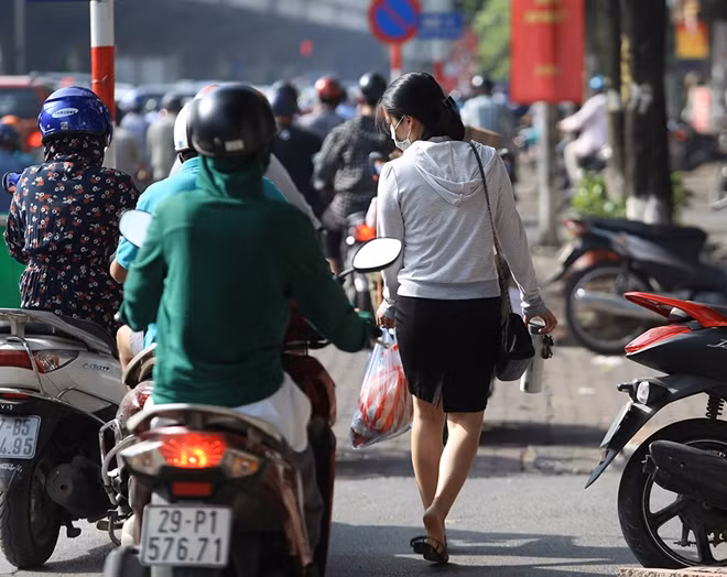 Người đi bộ bị các phương tiện chen mất vỉa hè.